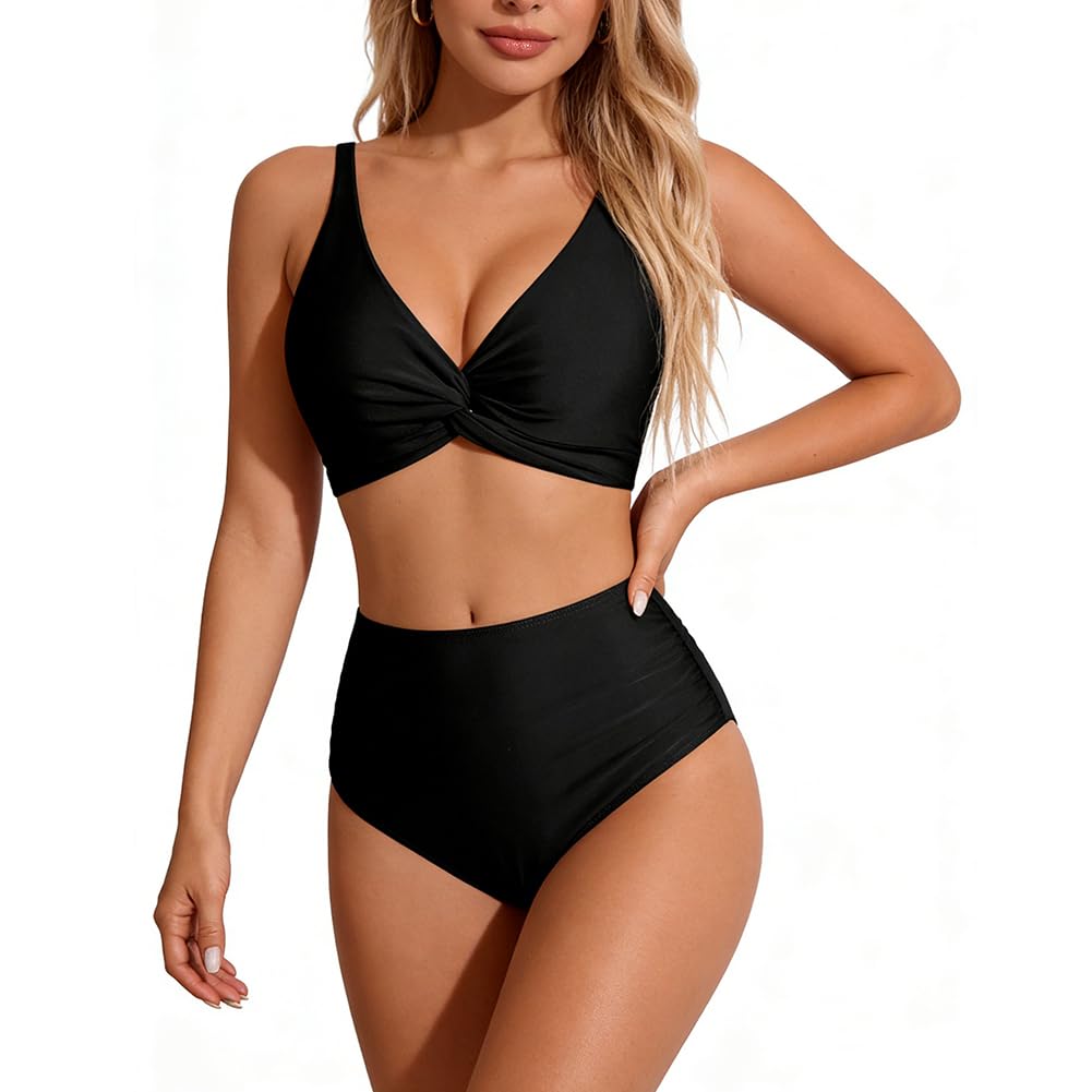 Modell bär svart bikini med vriden överdel och högmidjad underdel.
