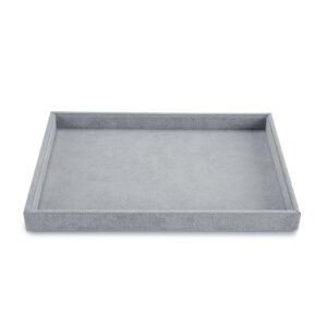 Grå sammetsklädd smyckesbricka med upphöjda kanter.