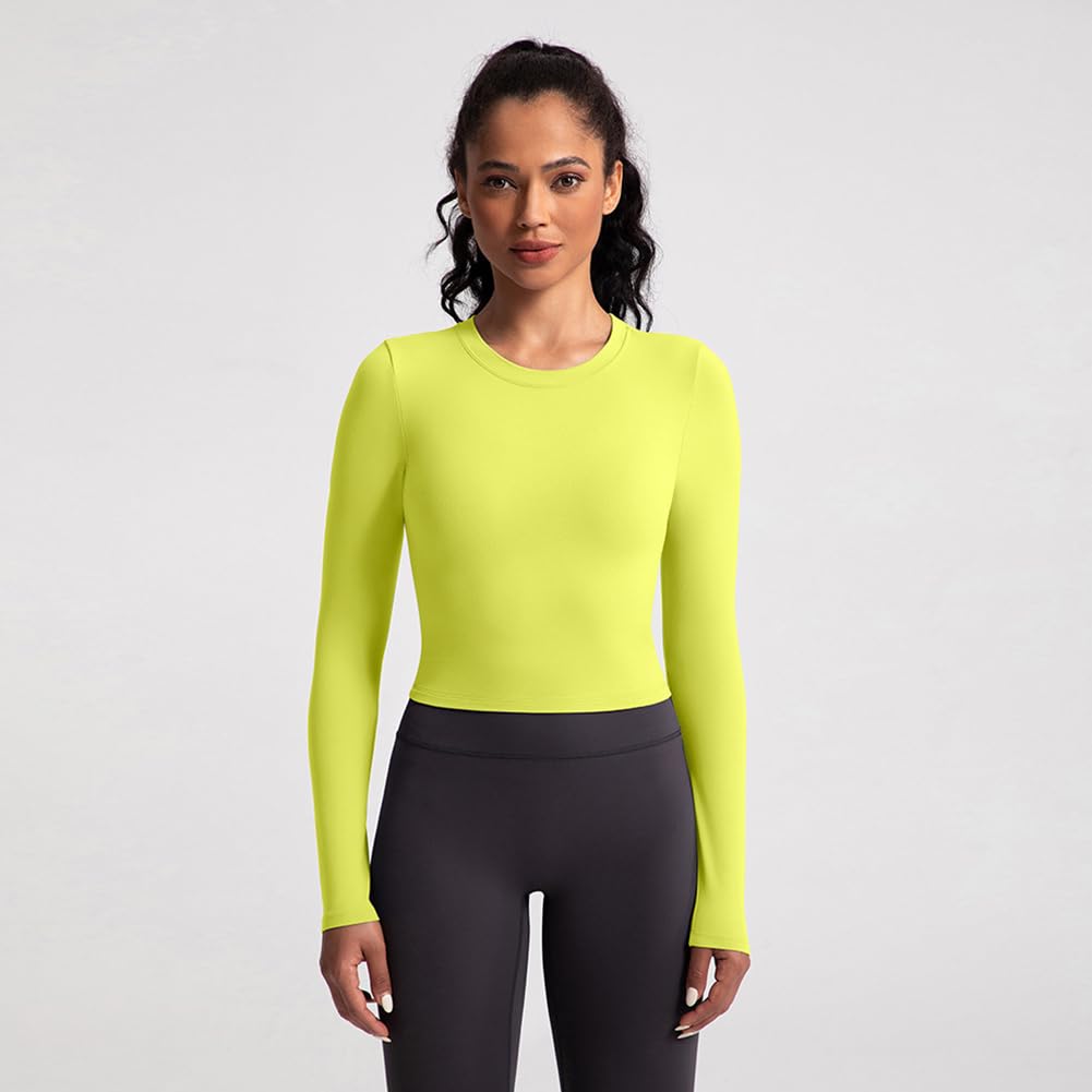 Modell i neongul långärmad sporttopp och svarta tights.