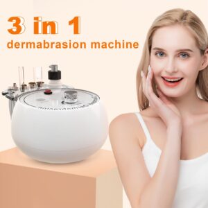 Vit dermabrasionsapparat med tillbehör bredvid en leende kvinna.
