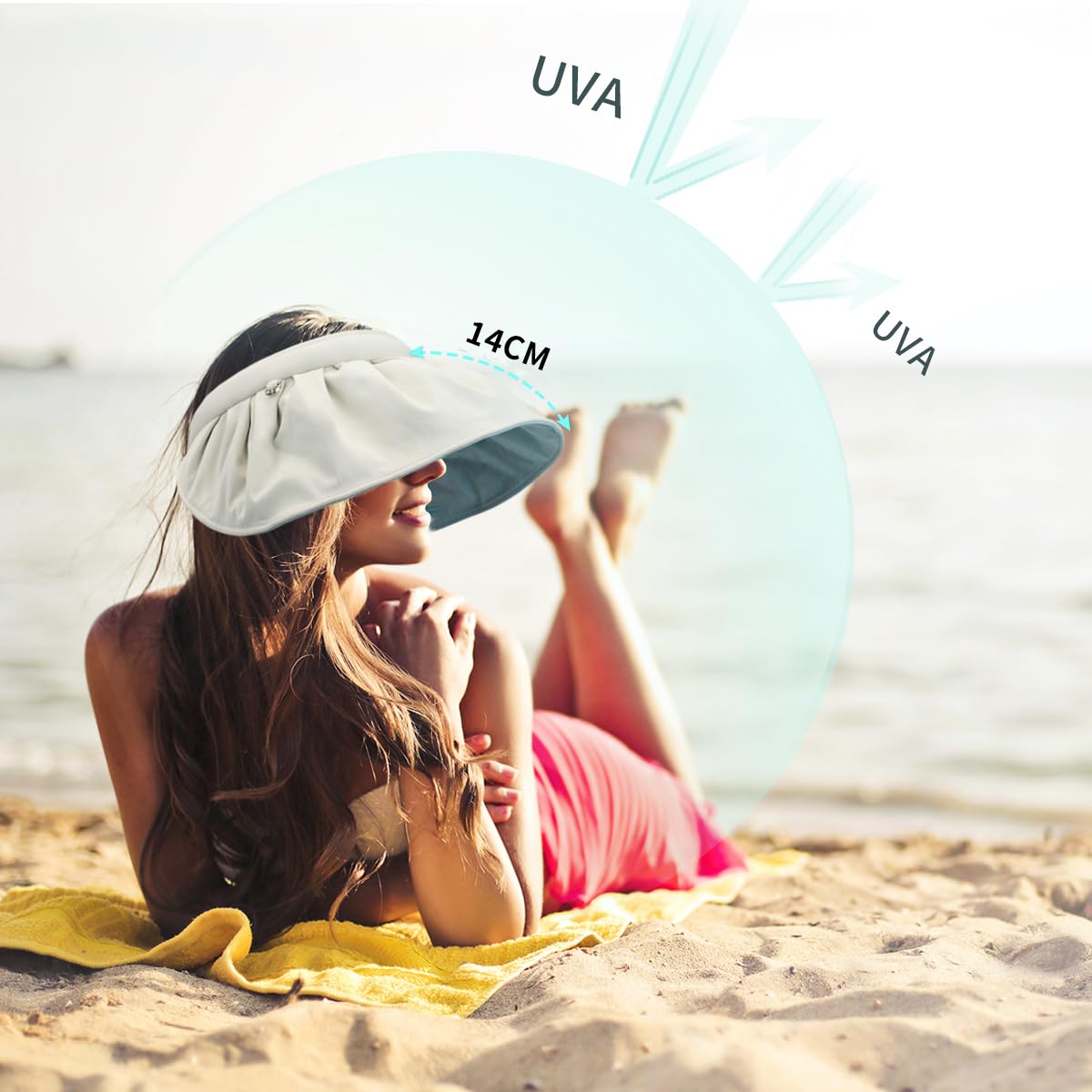 Kvinna ligger på stranden med solskärm över ansiktet och solar.