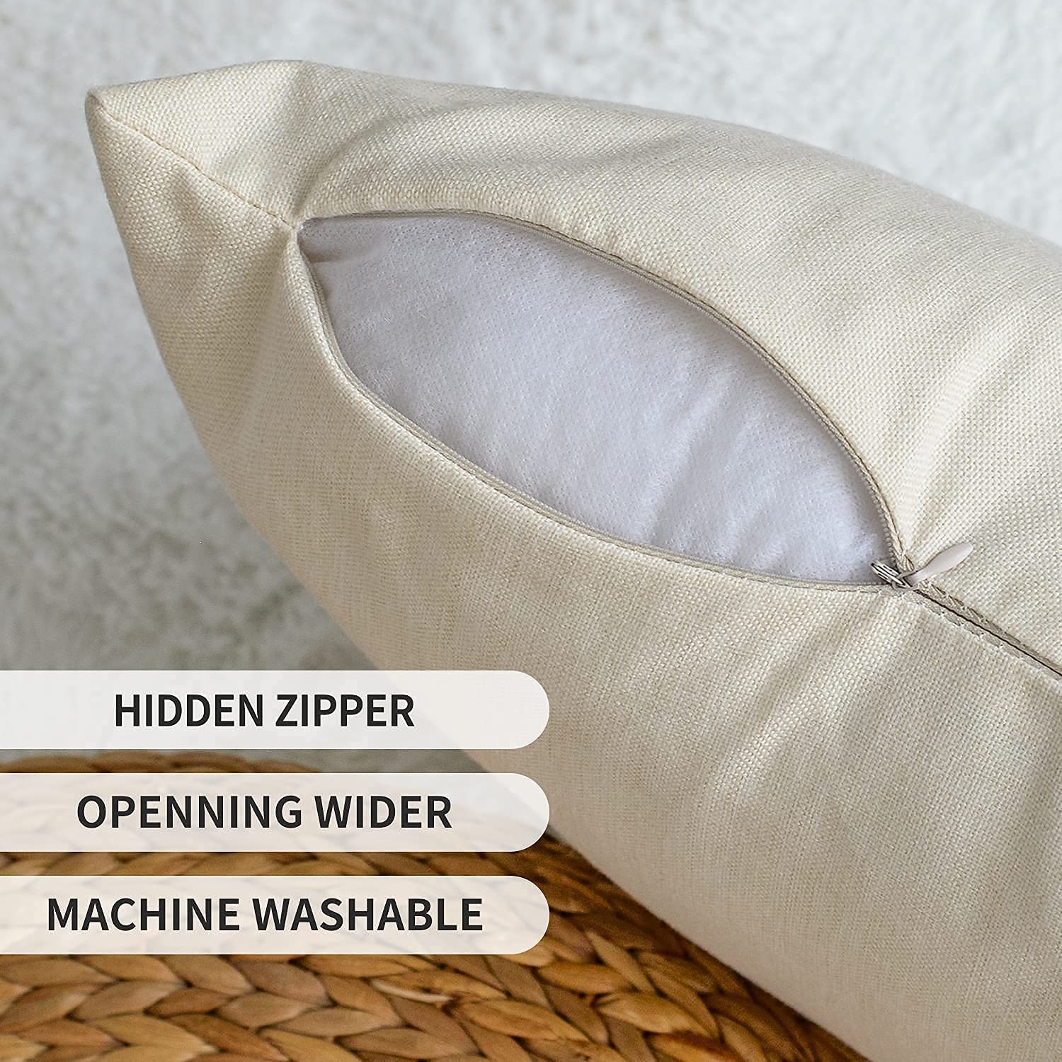 Närbild av ett beige kuddfodral med dold dragkedja och vit