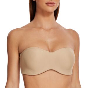 Beige bandeau-BH med bygel, buren utan synliga axelband.