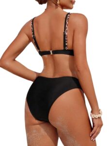 Baksidan av svart bikini med leopardmönstrade axelband och högt skuren nederdel.