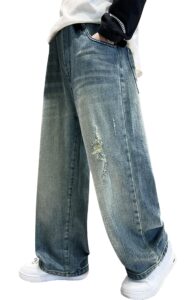 Vida jeans med låg midja och slitna detaljer, stylade med vita sneakers.