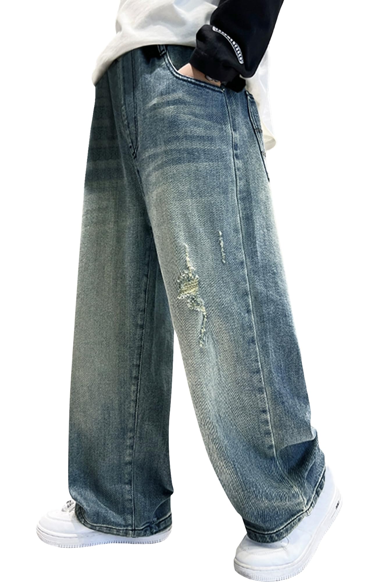 Vida jeans med låg midja och slitna detaljer, stylade med vita sneakers.