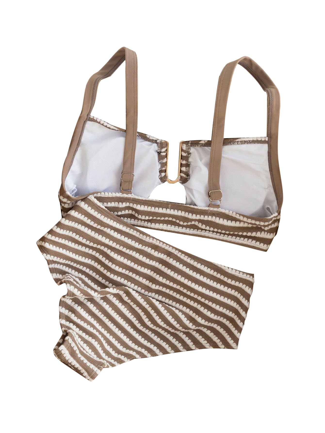 Brunt randigt bikini-set med hög midja och guldfärgade metalldetaljer.