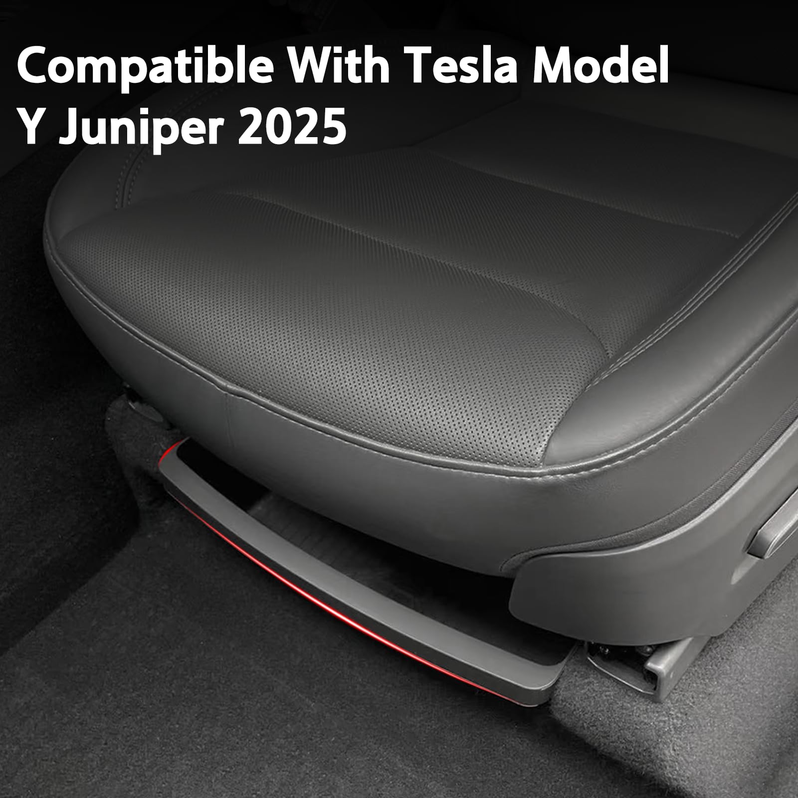 Förvaringslåda monterad under framsätet i en Tesla Model Y Juniper 2025.