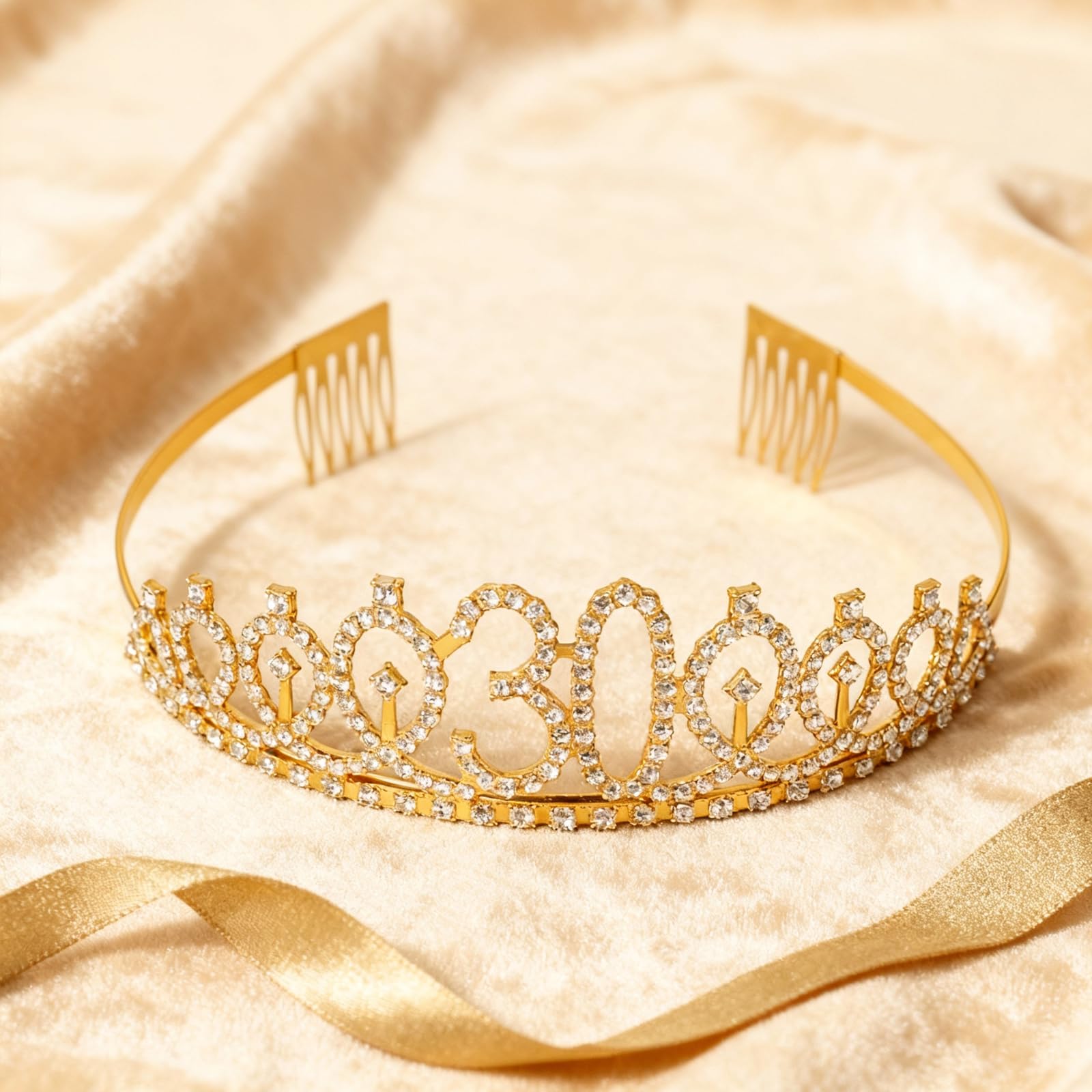 Guldfärgad tiara med glittrande detaljer på skimrande tyg.