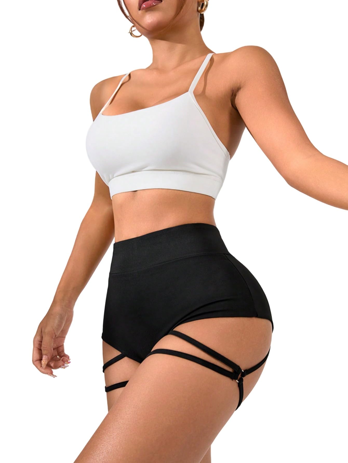 Svarta högmidjade shorts med korsande banddetaljer på modell.