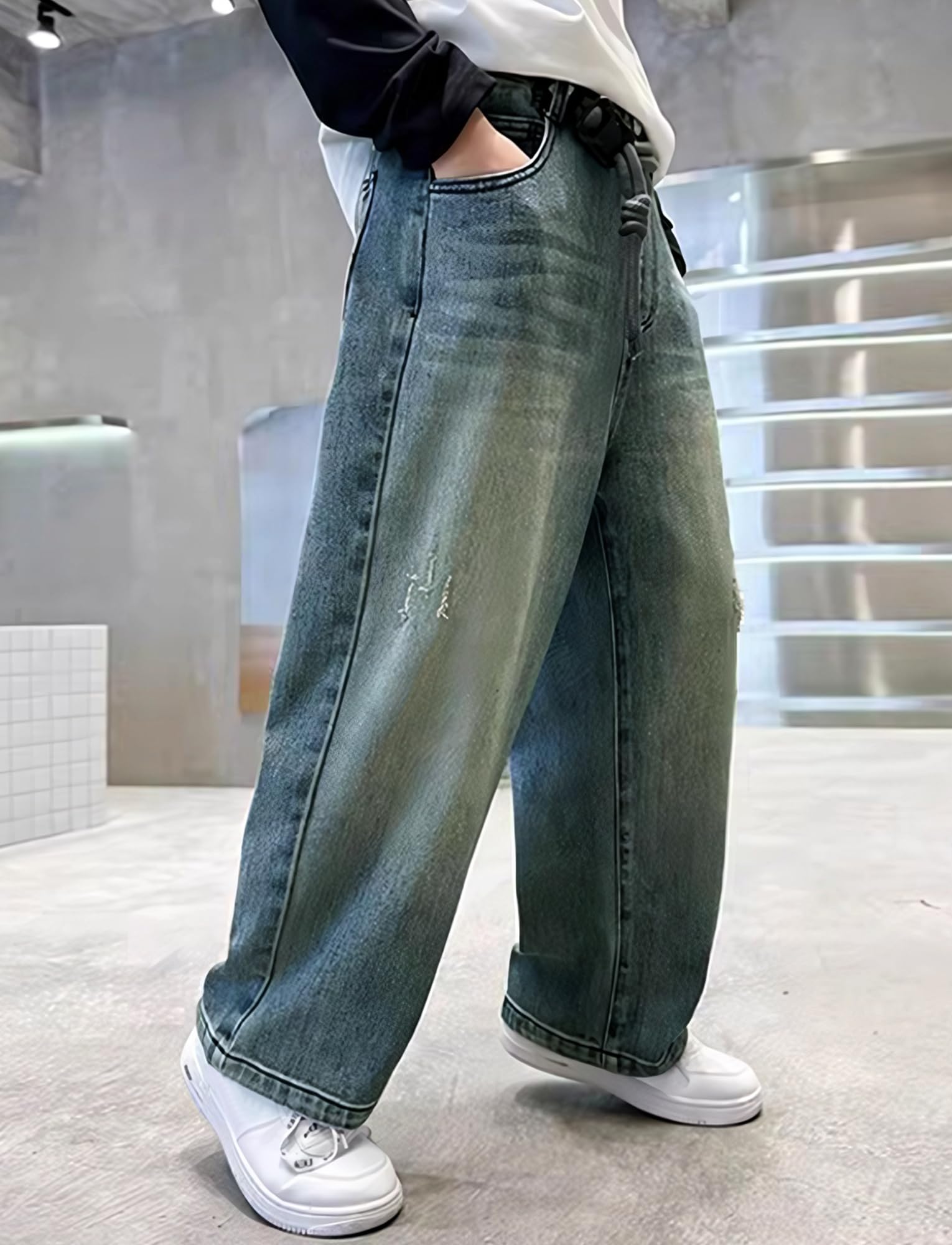Vida cargobyxor i blågrå denim, burna med vita sneakers.