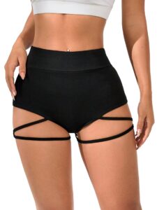 Svarta högmidjade shorts med korsade band runt låren.