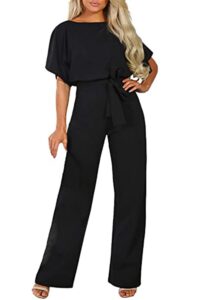Svart jumpsuit med vida ben, korta ärmar och knytbälte.