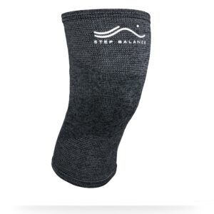 Grått knäbandage med STEP BALANCE-logotyp mot vit bakgrund