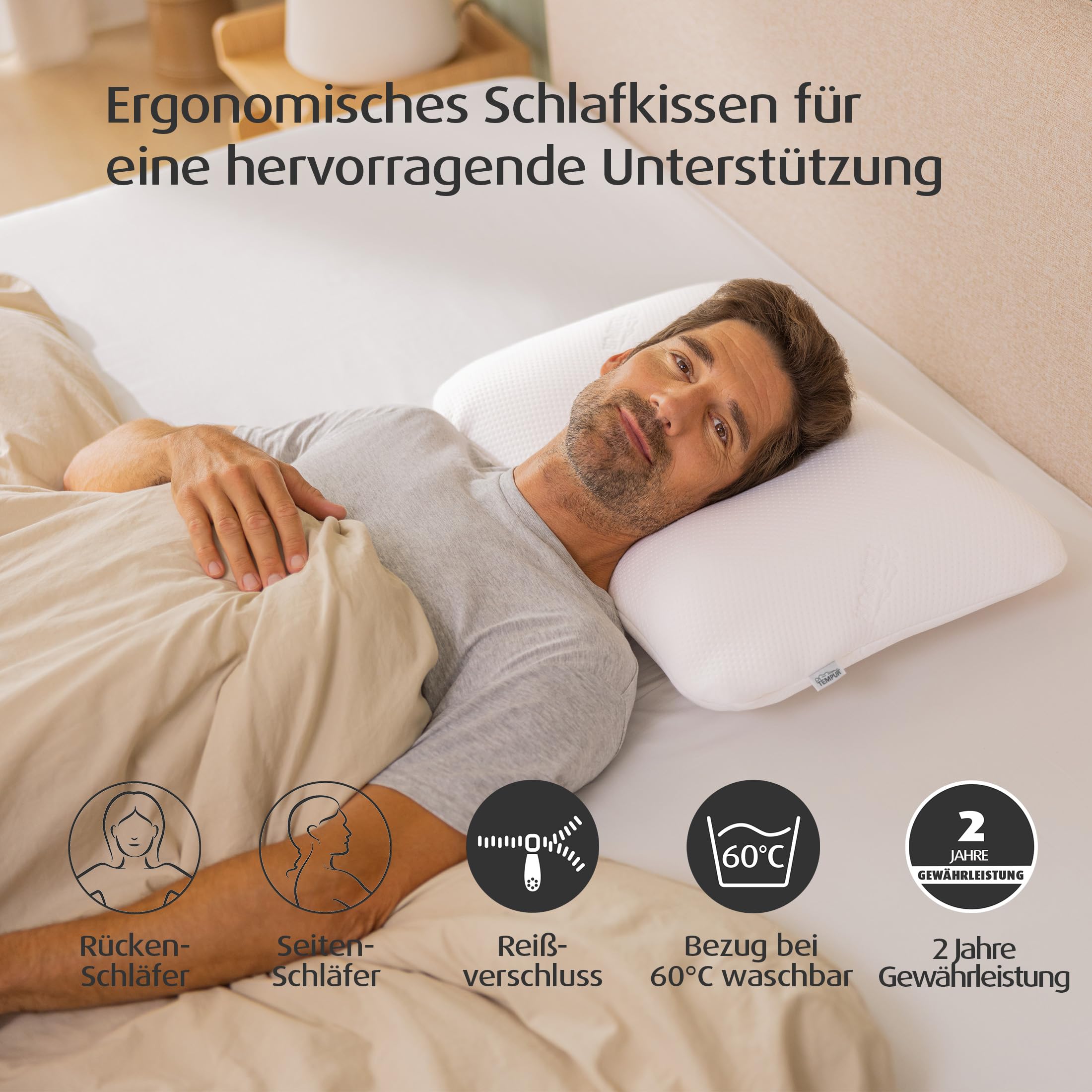 Man ligger på sidan med huvudet vilande på en vit ergonomisk kudde.