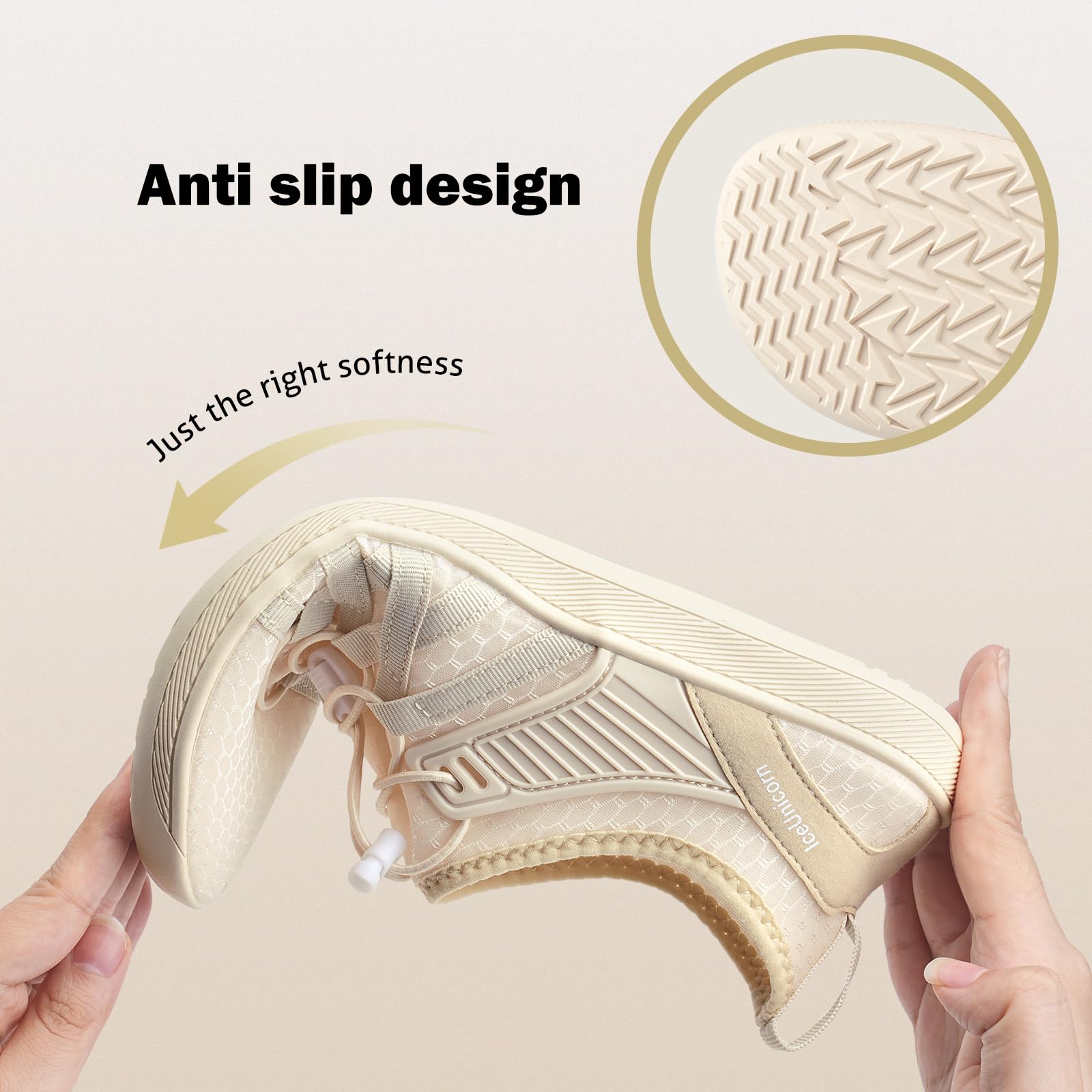 Beige vattensko med synlig halkfri sicksackmönstrad sula, böjd av två händer.