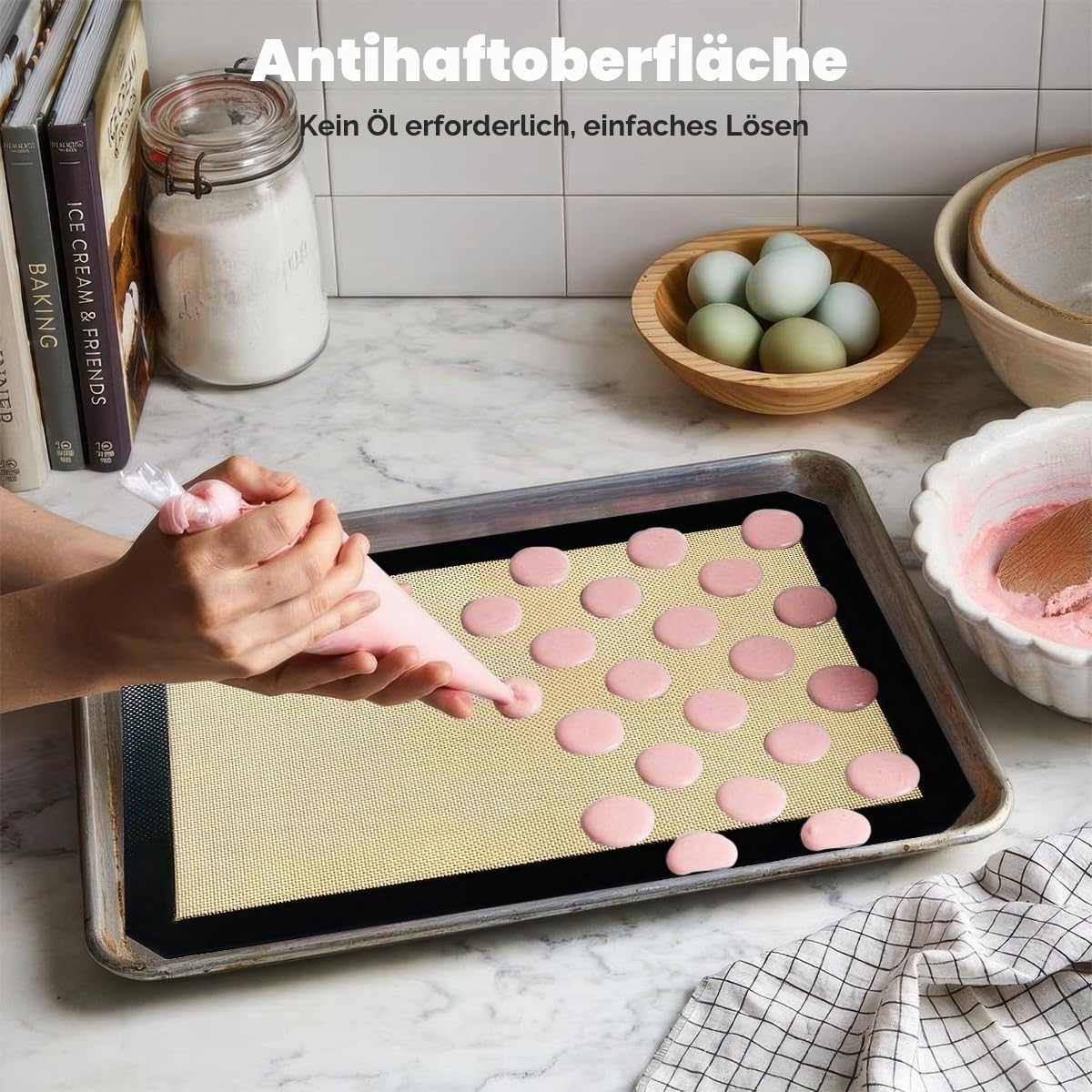 Händer placerar rosa runda bitar på en beige bakmatta i en långpanna.