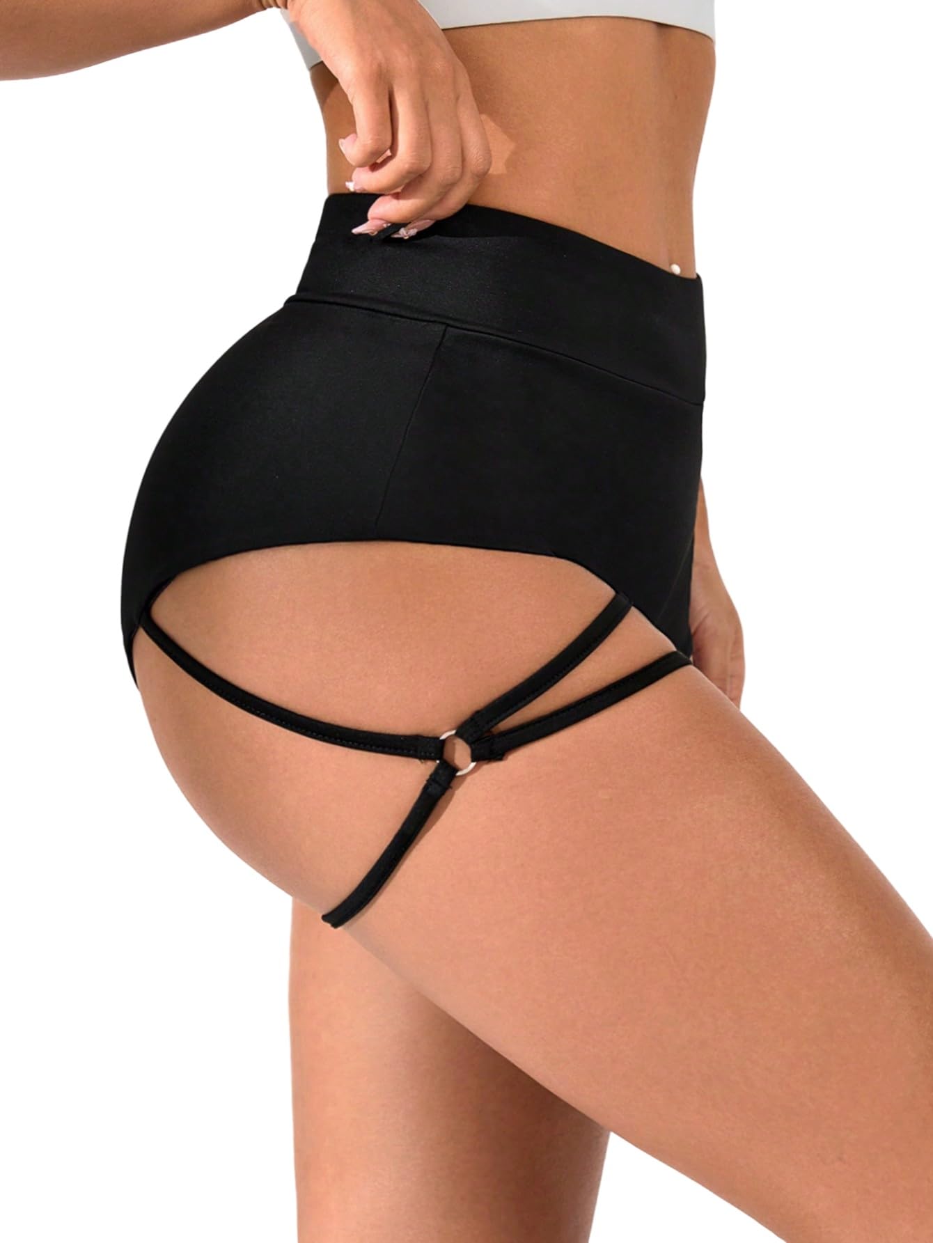 Svarta shorts med hög midja och korsdetaljer runt låret.